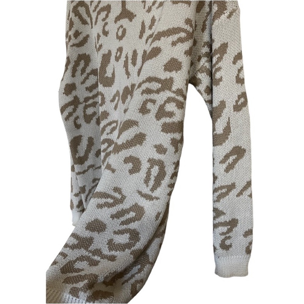Vestidos•Cream & White Leopard Long Sleeve Sweater - Picture 10 of 13